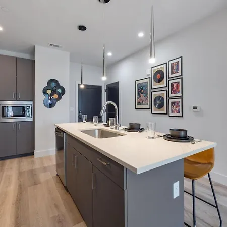 Holiday home Riffs - 2 Unit Odyssey Combo - Heart Of Midtown