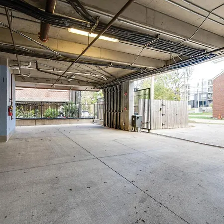 Lipstick & Boots - Luxury 3-level With Private Garage Near Music Row Apartment