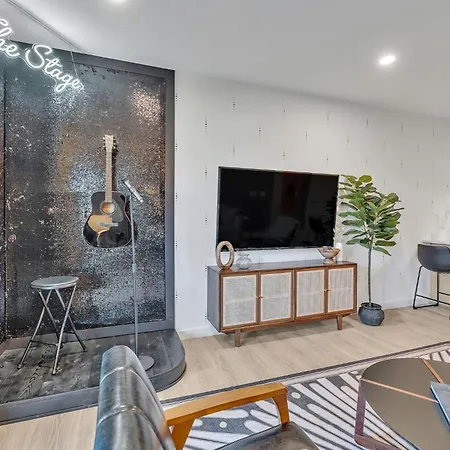 The Stage In Downtown W Pool/gym | Walk To Broadway Holiday home Nashville