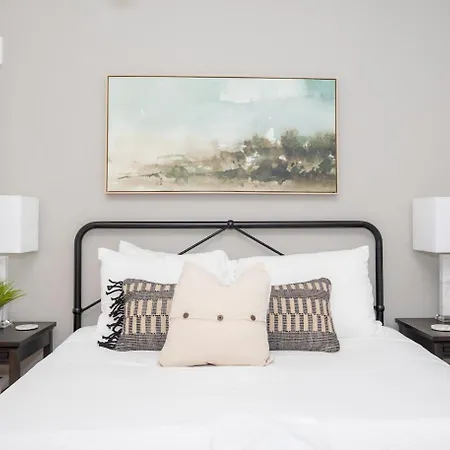 2-bedroom Penthouse With Rooftop & Free Parking *