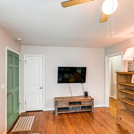 Cozy Retreat With Deck About 6 Mi To Downtown Holiday home