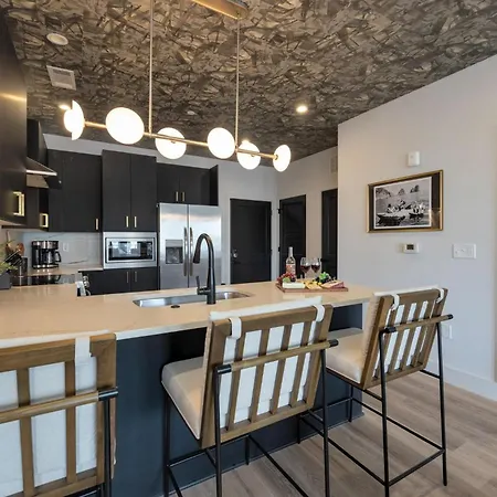 Champagne Chic - Odyssey - Heart Of Midtown Holiday home *