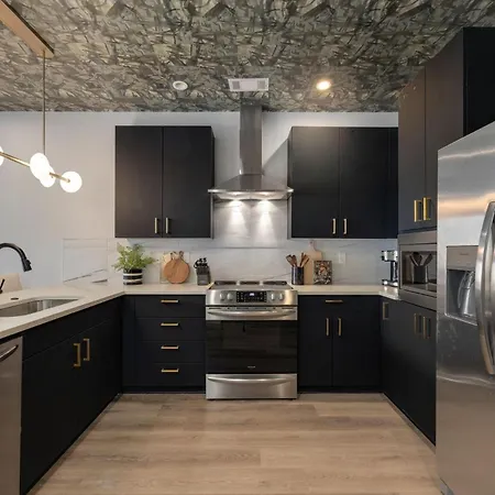 Champagne Chic - Odyssey - Heart Of Midtown