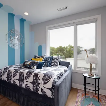 Holiday home Vivid Vocals - 4 Mins To Broadway - Rooftop Patio *