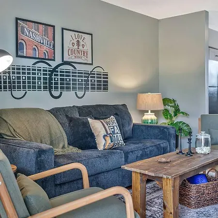 East Nash Local Dining Bars - Sleeps 6 *
