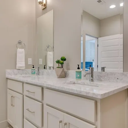 Charming East Duplex For 20 Holiday home *