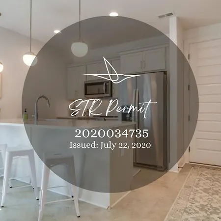 Stylish East Nash Retreat, Walk To Local Favorites, Sleep 10 With Smart Tvs, Workspace & Fast Wifi, Attached Garage & Full Kitchen, Walk To Mas Tacos, Drive 10 Min To Downtown Broadway, 24 Hr Hospitality Nashville
