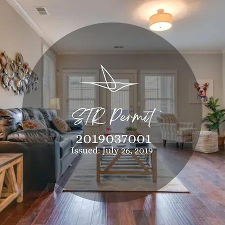 Modern 3 King Belmont Retreat With 2 Living Walk To Belmont & Vanderbilt Near Music Row The Gulch & 12th South 2 Miles To Broadway Large Dining Table Smart Tvs Parking 24 Hr Hospitality *