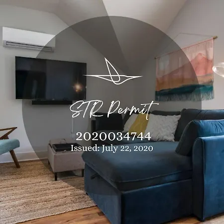 Modern East Gem, Walk To Local Favorites, Cozy Den, Workspace & Smart Tvs, Fully Equipped Kitchen, Garage & Fast Wifi, Near Mas Tacos, Rosepepper & Five Points, 10 Min To Broadway & Nissan Stadium, 24 Hr Hospitality Holiday home *