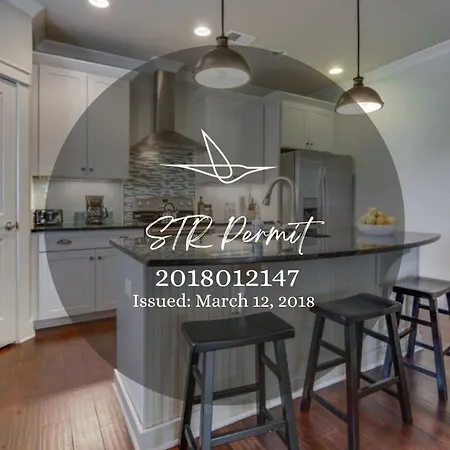 Spacious 4 King Belmont 2 Living Walk To Belmont & Vanderbilt Large Dining Table Smart Tvs Parking 24 Hr Hospitality Near Music Row & The Gulch 2 Miles To Broadway * Nashville