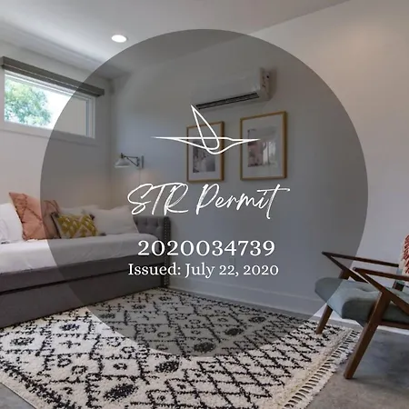Holiday home Charming East Nash Retreat, Walk To Dining Faves, Cozy Den, Workspace And Smart Tvs, Plush Velvet Sofa, Full Kitchen & Garage, Near Mas Tacos & Five Points, 10 Min To Broadway, 24 Hr Hospitality *