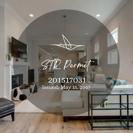 Holiday home Family In 12 South, Mins To Local Favorites, Screened In Porch, Walk To Shopping In 12 South, 10 Minutes To Broadway, Dedicated Parking, Perfect For Families, 24 Hr Hospitality *