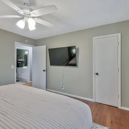 East Nash Local Dining Bars - Sleeps 6 *