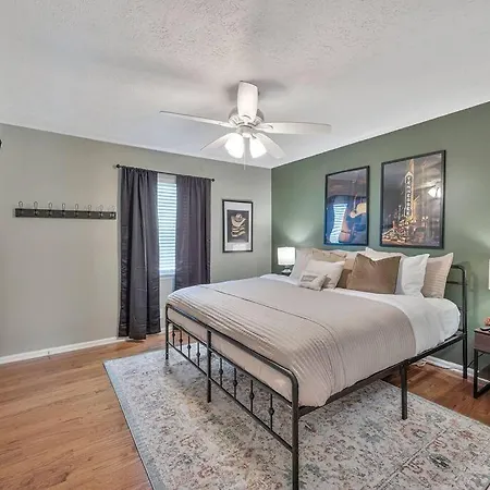 East Nash Local Dining Bars - Sleeps 6