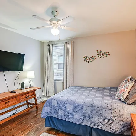 Cozy Retreat With Deck About 6 Mi To Downtown *