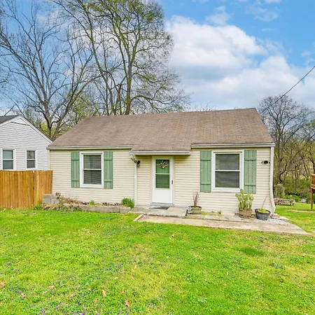 Cozy Retreat With Deck About 6 Mi To Downtown Nashville