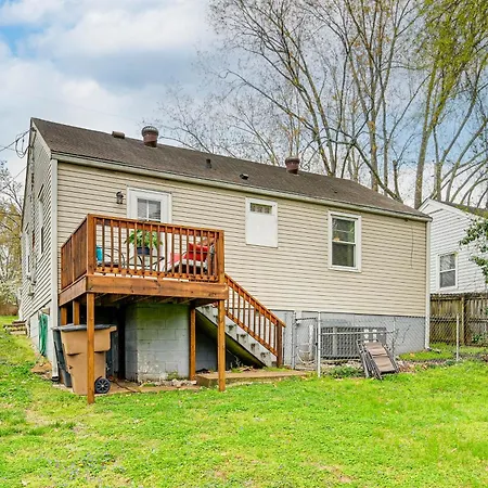 Cozy Retreat With Deck About 6 Mi To Downtown Holiday home