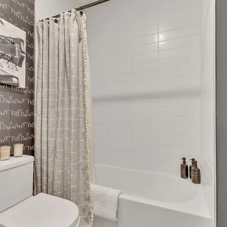 The Stage In Downtown W Pool/gym | Walk To Broadway Holiday home