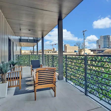 Holiday home The Stage In Downtown W Pool/gym | Walk To Broadway *