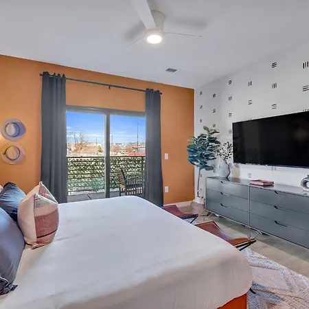 Holiday home The Stage In Downtown W Pool/gym | Walk To Broadway