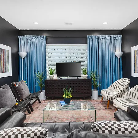 Near Downtown Walk To Restaurants, Bars & Music Apartment