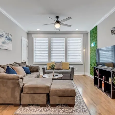 Modern Nations - Walkable - 5 Mi Downtown Holiday home *