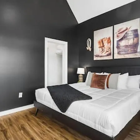 Holiday home Rooftop Deck Patio And Garage Walk To Restaurants Coffee Brewery Nashville