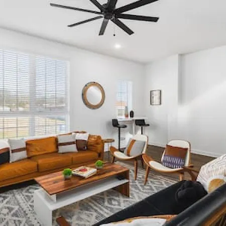 Rooftop Deck Patio And Garage Walk To Restaurants Coffee Brewery Holiday home