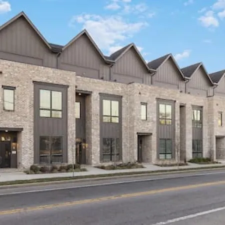 Holiday home Modern With Large Patio Rooftop Deck And Garage Nashville