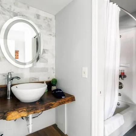 Holiday home Walk To Broadway Charming Modern Historic Townhome