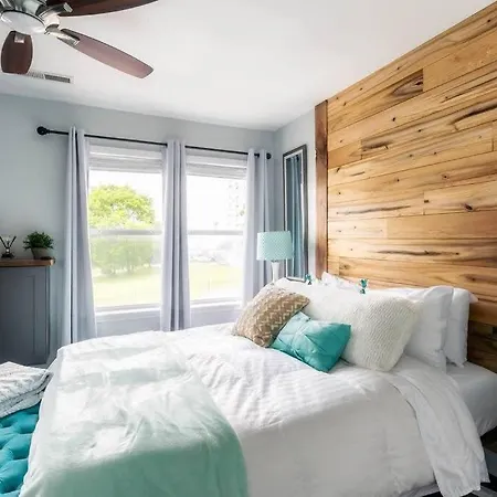 Holiday home Walk To Broadway Charming Modern Historic Townhome *