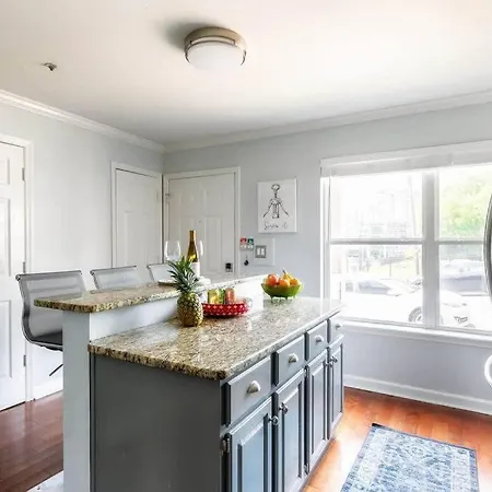 Holiday home Walk To Broadway Charming Modern Historic Townhome *