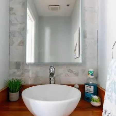 Walk To Broadway Charming Modern Historic Townhome *