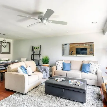 Walk To Broadway Charming Modern Historic Townhome