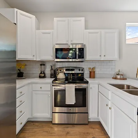 Convienent Craftsman Holiday home *