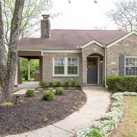 East Retreat— Large Pool — Outdoor Oasis Holiday home *