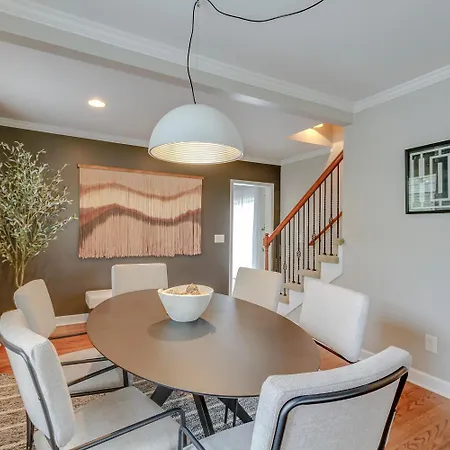 East Retreat— Large Pool — Outdoor Oasis Holiday home *