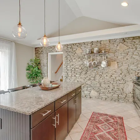 East Retreat— Large Pool — Outdoor Oasis Holiday home *