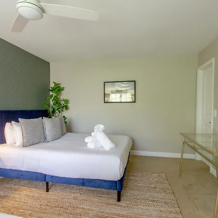 East Retreat— Large Pool — Outdoor Oasis Holiday home *