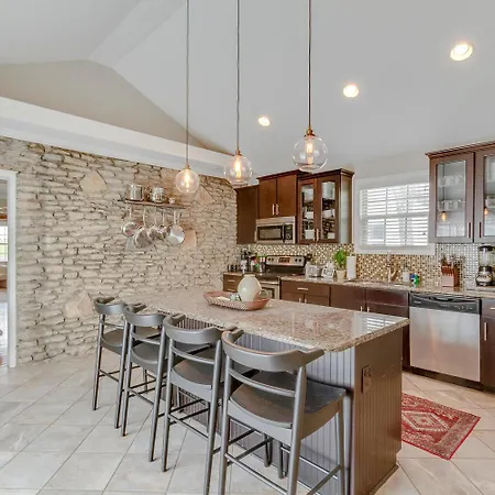 East Retreat— Large Pool — Outdoor Oasis Nashville