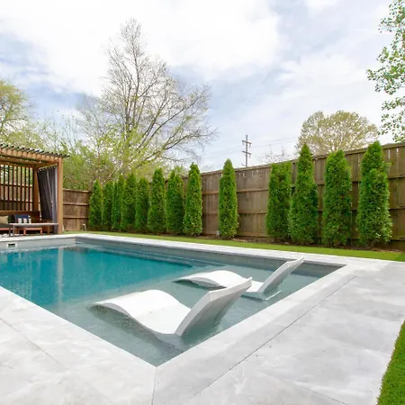 Holiday home East Retreat— Large Pool — Outdoor Oasis