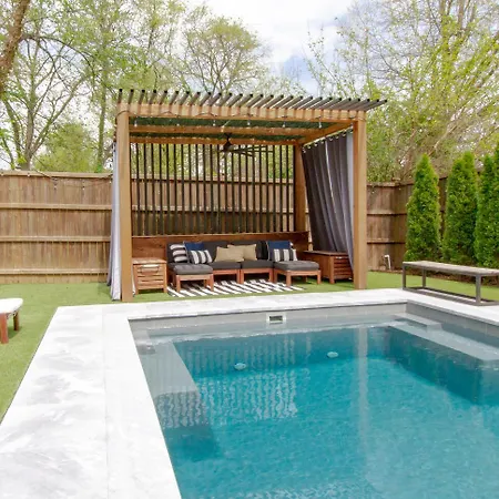 East Retreat— Large Pool — Outdoor Oasis Holiday home *