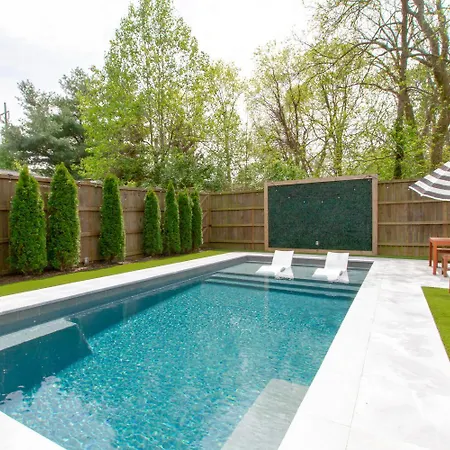 Holiday home East Retreat— Large Pool — Outdoor Oasis
