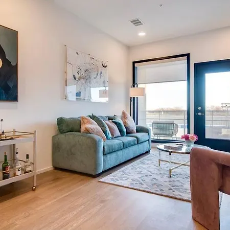 Stylish Downtown W/ Pool & Parking *