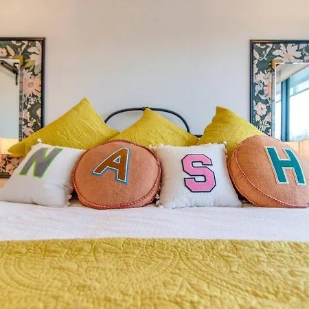 Stylish Downtown W/ Pool & Parking * Nashville