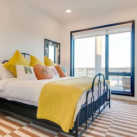 Stylish Downtown W/ Pool & Parking Apartment Nashville