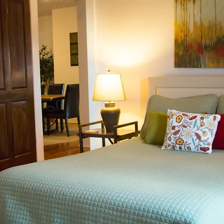 East Upstairs Apartment, One Queen Br, 2 Twin Br,1bath In Five Points, Close To Downtown *
