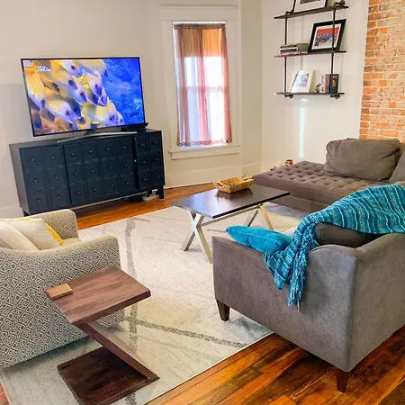 East Upstairs Apartment, One Queen Br, 2 Twin Br,1bath In Five Points, Close To Downtown Apartment *