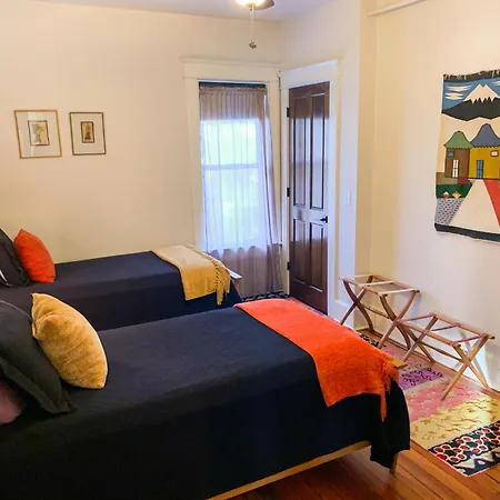 East Upstairs Apartment, One Queen Br, 2 Twin Br,1bath In Five Points, Close To Downtown * Nashville