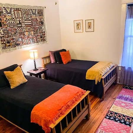 East Upstairs Apartment, One Queen Br, 2 Twin Br,1bath In Five Points, Close To Downtown Nashville